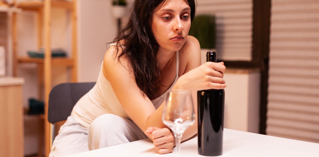 Mulheres e o alcoolismo: Entenda a relação e os impactos